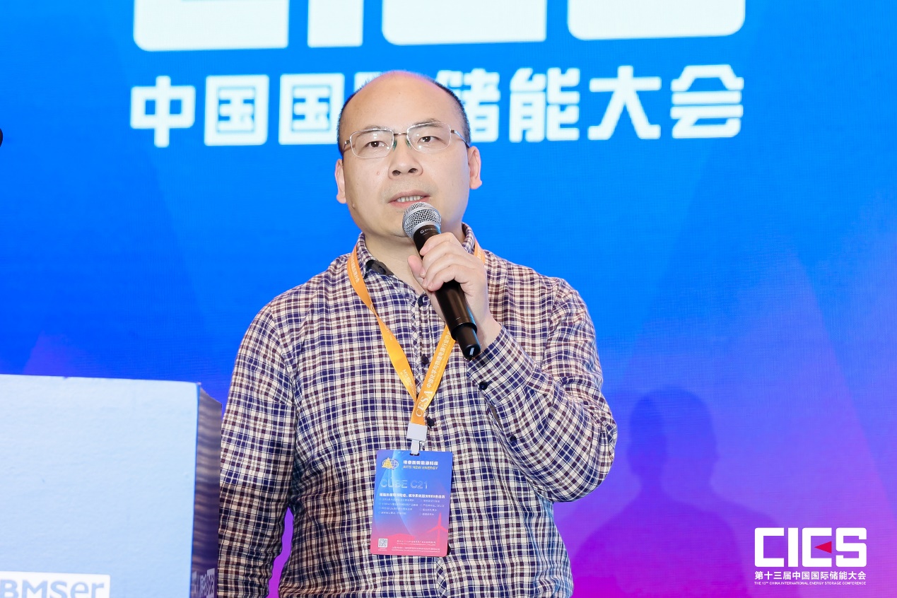 釩電池 大連理工李?lèi)?ài)魁：全釩液流電池儲(chǔ)能多重應(yīng)用技術(shù).jpg