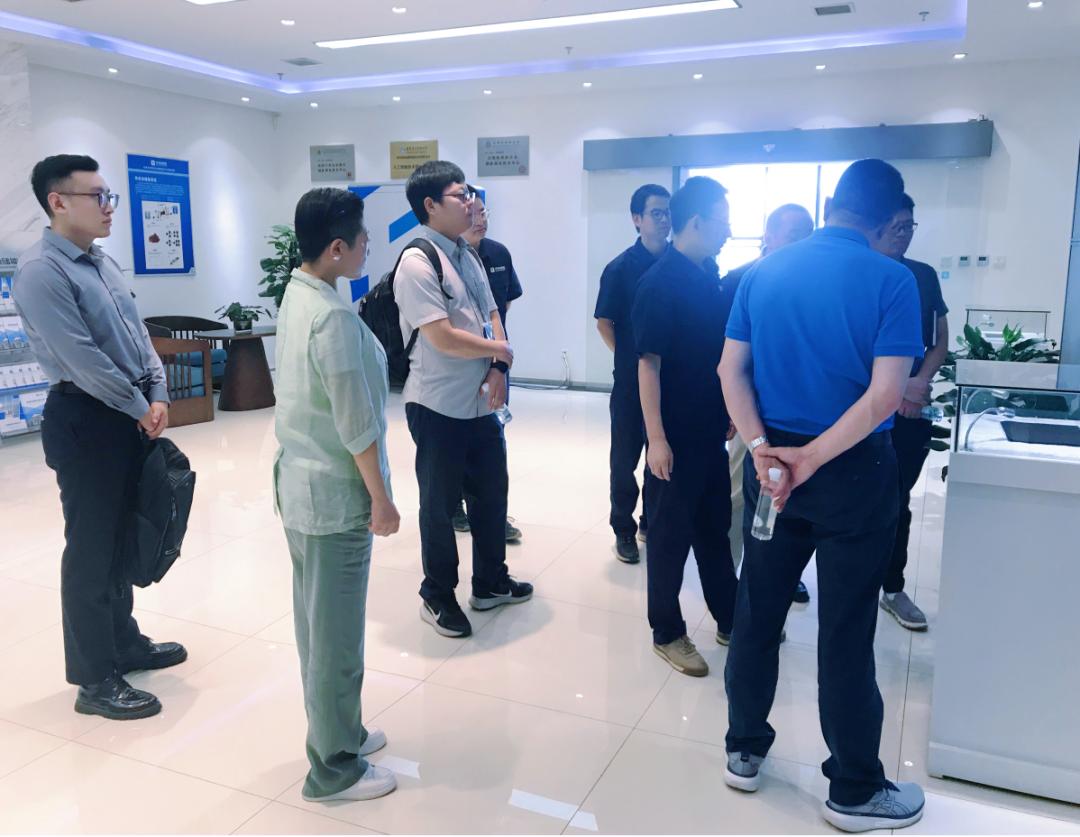 1693470716657702.jpg 企業(yè)動(dòng)態(tài) 熱烈歡迎藍(lán)曉科技領(lǐng)導(dǎo)一行蒞臨中鈉儲(chǔ)能參觀考察6.jpg